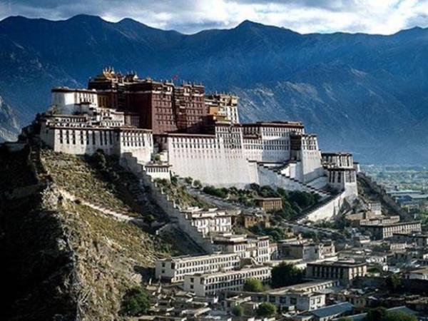 Potala Saray &#8211; Tibet: Gnmzden yaklak 1300 yl kadar nce 7 bin iinin yapt, 13 katl ve binlerce odas olan bu klk saray Liasa&#8217;dadr. UNESCO dinya miras listesindeki nemli yaplardan biridir.