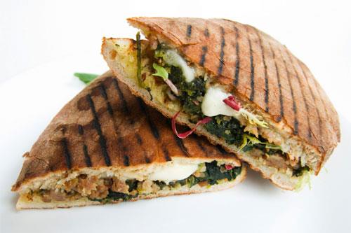 Terazi Burcu iin Diyet ve beslenme nerisi  <br>  Gnlk beslenme programnzda mutlaka kabak, portakal ve mandalina gibi mevsime uygun C vitamini deposu meyveler, bakla, mercimek, kuru fasulye gibi ya yakc bakliyatlar ve kereviz, spanak, bezelye, pancar, elma, kuru zm, badem, prasa ve incir gibi faydal besinlerin olmas gerekir.