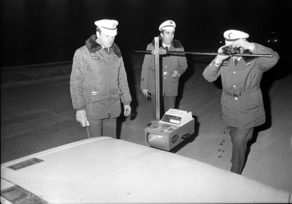 1980'li yllarda Ankara Blge Trafik ekipleri denetimleri kapsamnda far ayar lm yaparlarken grlyor.