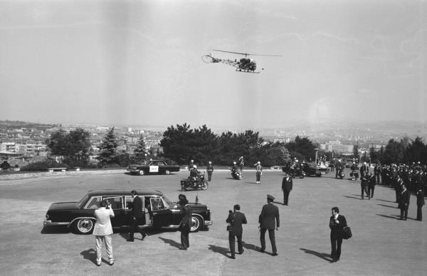 Cumhurbakan Cevdet Sunay'n, 1972 ylnda "27 Mays Anayasa ve Hrriyet Bayram" nedeniye Antkabir'i ziyareti srasnda polisler tarafndan alnan gvenlik nlemleri...