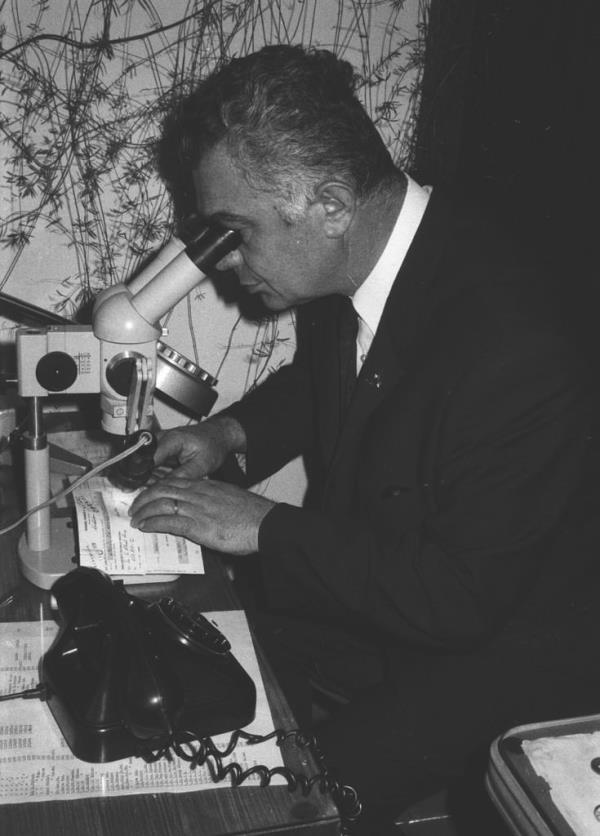 1970'li yllarda Polis Kriminal Laboratuvar'nda incelenen bir belge...