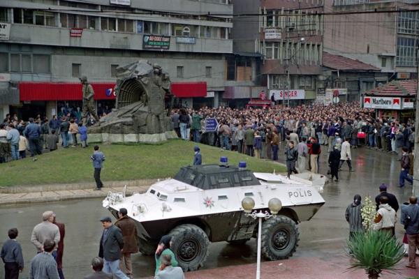 Zonguldak'ta 1990'da dzenlenen eylemde gvenlii salayan panzer...