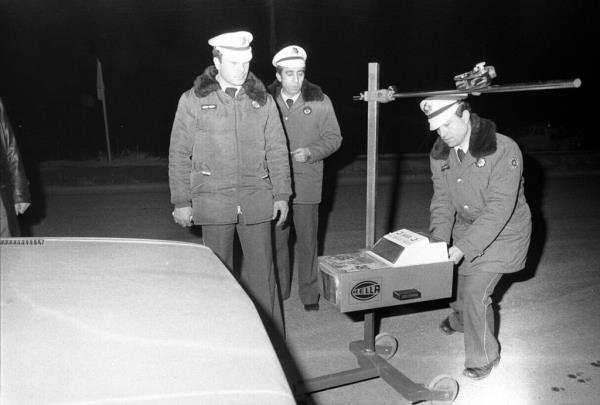 Ankara Blge Trafik ekipleri denetimleri kapsamnda far ayar lm yapyorlar.