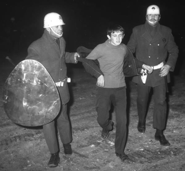 24 Ocak 1971'de Siyasal Bilgiler Fakltesi'nde (SBF), kan olaylarda niversite rencileri toplum polisi tarafndan gzaltna alnrken grlyor...