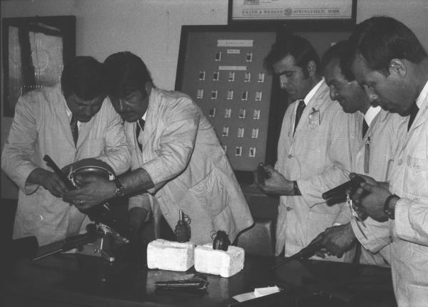 1970'li yllarda Polis Kriminal Laboratuvarlar'nda inceleme yapan alanlar...