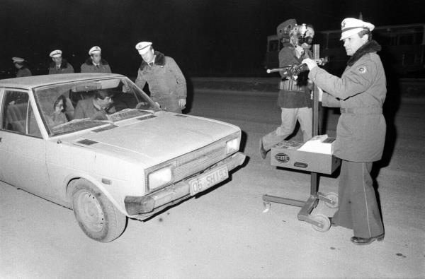 1980'li yllarda Ankara Blge Trafik ekipleri denetimleri kapsamnda far ayar lm yaparlarken grlyor.