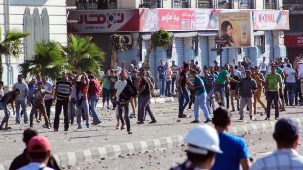 te yandan Msr'n kuzeyindeki Sina blgesinde askeri kontrol noktasna dzenlenen silahl saldrda 2 sivilin ld 3 askerin yaraland belirtildi.