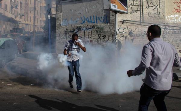 El-Korni Caddesi'nde darbe kart gstericilere, darbeyi destekleyen gruplarn saldrmas zerine kan atmalarda lenlerin says 5'e ykseldi. Olaylarda 146 kii yaraland.
