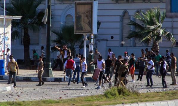 Edinilen bilgiye gre akam ezan ile Sina'nn kuzeyindeki eyh Zuveyd blgesinde bulunan 6 askeri kontrol noktasna kimlii henz belirlenemeyen kiiler tarafndan silahl saldr dzenlendi. Saldrlarda 2 sivil hayatn kaybetti, 3 asker yaraland.