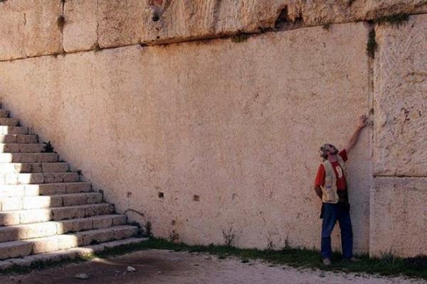 rnein, Hajjar al-Hibla'nn ta kalitesinin beenilmedii iin ta ocanda brakld nk tand esnada atlayabileceinden endie edildii dnlyor.