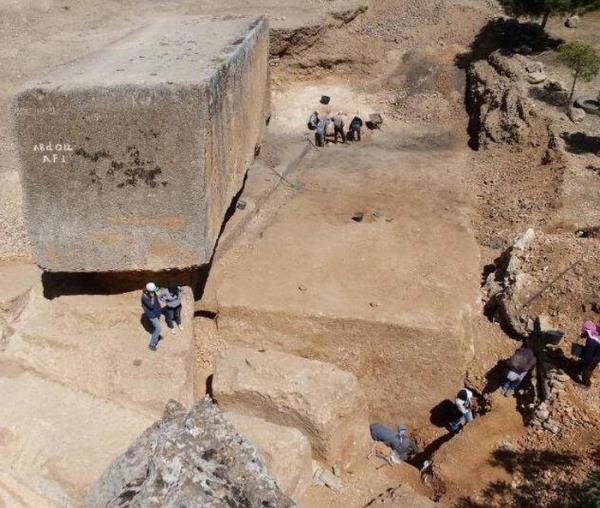 Lbnan 'n Ballbek ehri yaknlarndaki ilenmi dev kaya bloklar.