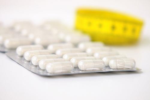 4.  Zayflama ilac kullanmak<br>    Reklamlarda grlen ve bir uzmana danlmadan bilinsizce tketilen zayflama haplar; bbrek yetmezlii, kalp krizi, tiroit hormonlarnda dengesizlik, karacierde toksik etki, barsak faaliyetlerinde anormallikler ve sinir siteminde kalc hasara yol aabiliyor.