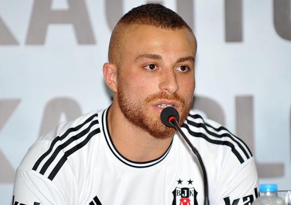 BEKTA    <br>Gkhan Tre------------------->  Adler Dellbrck* (1999-2003)  <br>  *Almanya'da amatr bir futbol takm
