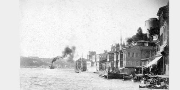 Bilhare, padiahlara mahsus byk bir asker merasimle Topkap Saraynn ana giri kaps Bb- Hmyndan karlan cenaze, Divanyolundaki trbeye doru gtrlmeye baland...