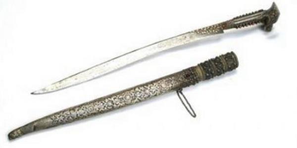 Sonradan ieriye giren Saliha Hanma glmseyerek, 'Rasim Bey bizden midi kesmi olacak ki, elimi pt, benden helllik istedi.' dedi...