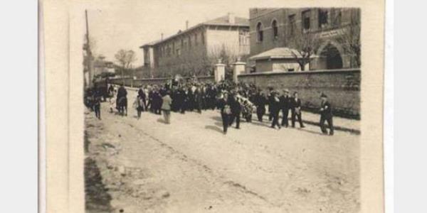 Zbitlerden Zekeriya Efendi de cenazenin banda Kurn okumaya balad...