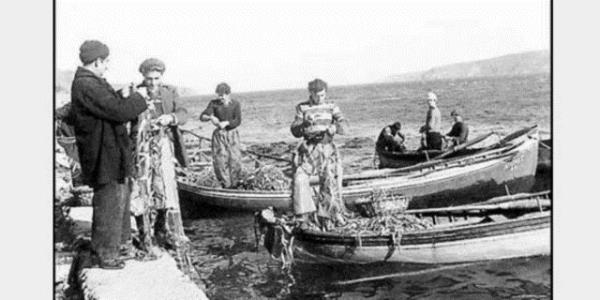 Kahveden bir yudum iti; ama ikinci yudumu iemeden kahve Mfika Hanmn avucuna dkld ve yksek sesle 'Allah!' diyen Abdlhamidin ba Mfika Hanmn koluna dt...