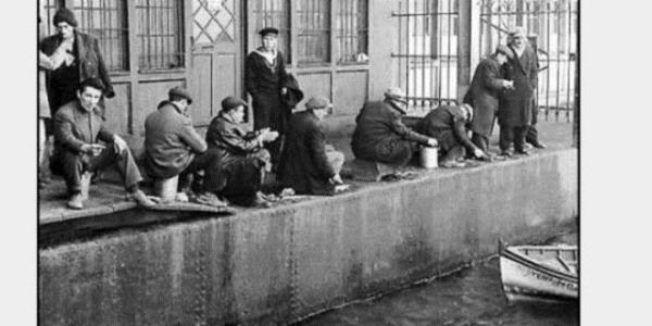 Sarayn en mahrem blgesi kabul edilen nc avludaki Mukaddes Emanetler Dairesinde, altn bir sandkta atlas rtler iinde Efendimizin (sallallah aleyhi ve sellem) mbarek hrkas muhafaza ediliyordu...