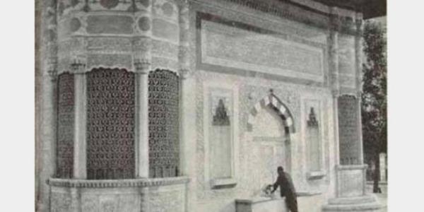 Yabanc eliler, bu muazzam daireyi merak iinde seyrediyorlard. K mevsimi olmasna ramen hava gneliydi. ubat gnei altnda nian ve srma niforma parltsndan baka bir ey grnmyordu...