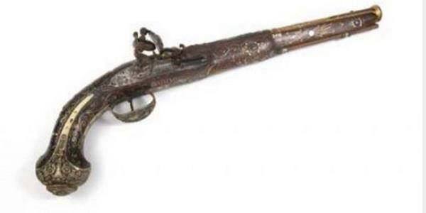 Heyet odadan ktktan sonra ieride kalan Rasim Bey, Abdlhamidin yanna gelerek elini pt ve 'Hknm hakkn hell et!' dedi...