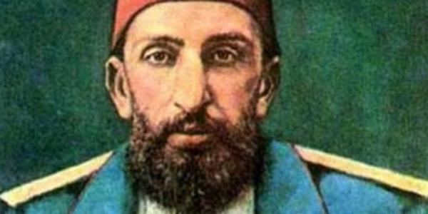 Cihan Harbinde (1914&#8211;1918) cephelerden gelen ac haberler karsnda ok zlen yal hnkr, her yan tarih kokan ama merkez stma sistemine ve dier saraylardaki gibi ihtiaml minelere sahip olmayan Beylerbeyi Saraynda, mangal ateiyle stlan bir odada lm karlamak zorunda braklmt...