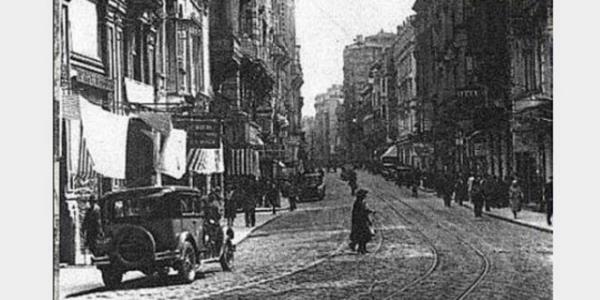 Mfika Hanmn koluna dayanarak oturan Abdlhamid, hreddin Aann getirdii kahveyi eline ald ve bu srada gzlerini odada bulunanlarn zerinde gezdirerek deta onlarla vedalat...