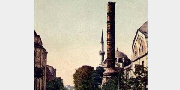 Onlar dar ktktan sonra, hl odada bulunan Dilberyl Kalfaya, 'Ne duruyorsunuz? Bir tlbent getiriniz de enesini balayalm' deyince, kapda bir ey anlamadan duran sadk bendegn Kahveciba hreddin Aann feryadyla Abdlhamidin lm haberi sarayda yanklanmaya balad...