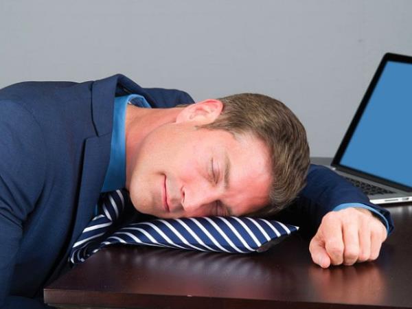 Ofiste ekerleme yapmak iin iebilen yastk kravat