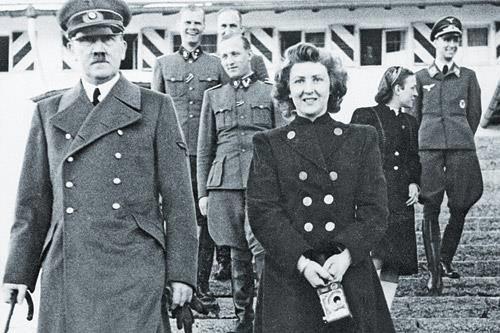 HTLER  <br>  ki rivayet var Dnyay felakete srkleyen Nazi Almanyas&#8217;nn lideri Adolf Hitler&#8217;in mezar yeri hlen tam olarak bilinmiyor. 2. Dnya Sava&#8217;n kaybettiini anlaynca Berlin&#8217;de ei Eva Braun&#8217;la birlikte intihar etti. Kendi isteiyle cesedi askerlerince yakld. Bir rivayete gre Ruslar cesedi bulup sadece kafatasn lkelerine gtrd. Dier rivayete gre ise, Almanya&#8217;da herhangi bir yere gmld.