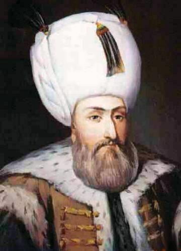 KANUN SULTAN SLEYMAN<br>    Osmanl mparatorluu&#8217;nun &#8220;Muhteem Padiah&#8221; Kanuni Sultan Sleyman, 1556&#8217;da Zigetvar Kalesi&#8217;nin kuatmasnn sonlanmasndan 1 gn nce hayatn kaybetti. Ancak ld askerden gizlendi. Cesedin acele tahniti iin i organlar karld ve gmld. Yolda bozulmamas iin naa ilalanarak stanbul&#8217;a getirildi ve Sleymaniye Camii&#8217;nin avlusuna defnedildi. Sultan Sleyman&#8217;n i organlarnn gmld yer asrlar sonra geen ay tespit edildi. Ancak henz bir sonu alnamad.