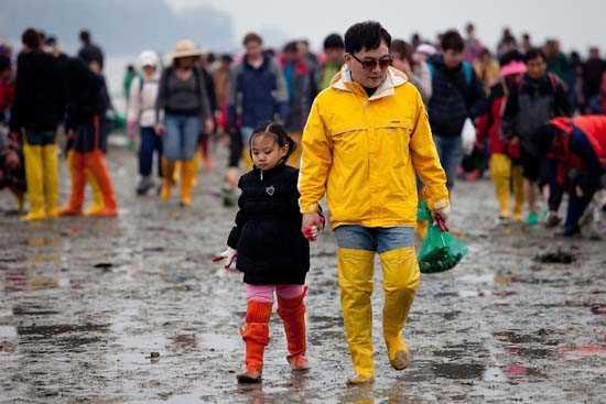 Bu byl an karmak istemeyen binlerce turist gel-git in yaand bu byl anda orada bulunup alan denizin ortasndan karya geiyorlar.