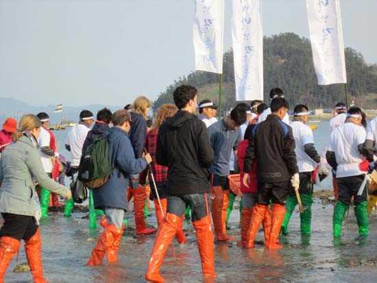 O gnden bu yana bu efsane iin adada toplanan Koreliler, ayn yolu yryerek geerek Tanrya dua ediyorlar.