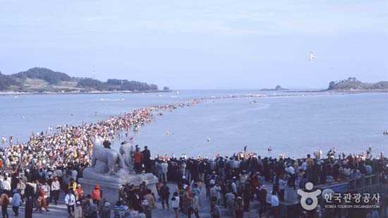 Efsaneye gre Jindo Adasnda yaayan kyller sk sk kaplanlarn saldrlarna uruyorlard.