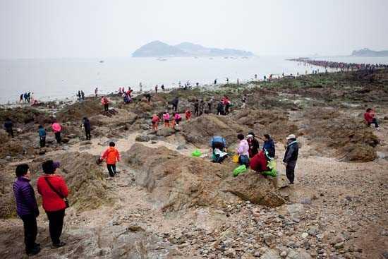Ylda iki defa sularn ekilmesiyle denizin ortasnda 3 kilometre uzunluunda, 40 metre geniliinde bir yol alyor ve 1 saat sonra deniz tekrar kapanp eski haline geliyor.