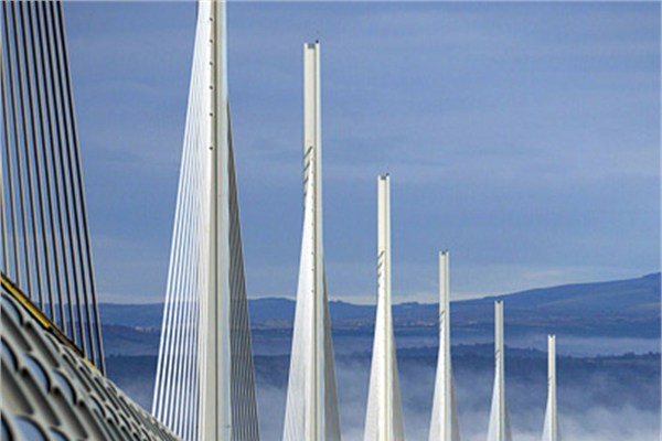 ABD'nin Colorado eyaletinde yer alan Arkansas Nehriyer alan Royal Gorge Kprs 1929 ile 2003 yllar arasnda toplamda sahip olduu 298 metre ykseklikle dnyann en yksek kprs unvann elinde bulundurdu.