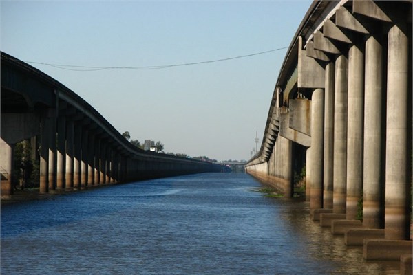 Yine ABD'nin Louisiana eyaletinde yer alan Atchafalaya Swamp Expressway Kprs dnyann en uzun kprlerinden biri olmakla birlikte, toplamda 29,2 kilometre uzunlua da sahip.