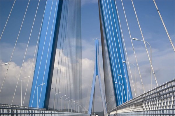 Ekonomisinin canlanmasyla birlikte gayrimenkul ve inaat sektrndeki dev yatrmlaryla dikkat eken in dnyann en uzun kprlerine de ev sahiplii yapyor. Jintang Kprs de bunlardan biri. Kprnn toplam uzunluu 18,3 km.