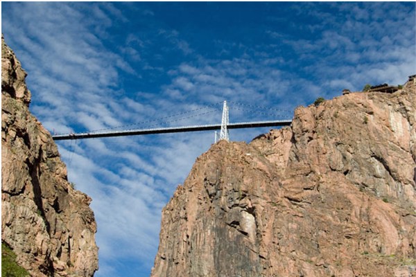 Dnyann en yksek kprs Fransa'da yer alan Millau Kprs. Toplamda 342 metre ykseklie sahip. Kpr Tarn Nehri ile Millau'yu birbirine balyor. ngiliz mimar Lord Norman Foster tarafndan ina edilen kprnn maliyeti 272 milyon sterlin ve tamam zel sermaye ile finanse edildi. O zamanlar Fransa Cumhurbakan olan Jacques Chirac, kpry "denge mucizesi" olarak tanmlamt.