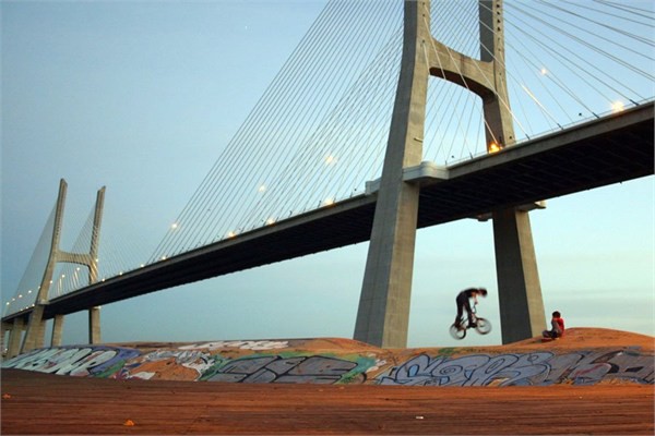 Portekiz'de yer alan Vasco de Gama Kprs, Avrupa'nn en uzun kprlerinden biri olmakla birlikte toplamda 17,2 km uzunluunda.