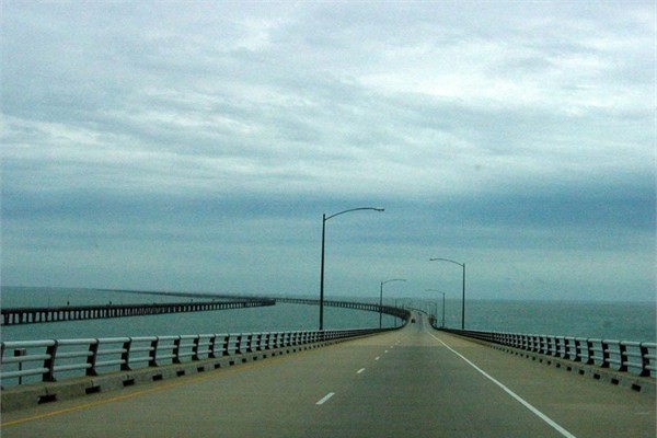 ABD&#8217;nin Virginia eyaletine yer alan Chesapeake Gl Kprs toplamda sahip olduu 28,3 km uzunlukla dnyann en uzun kprlerinden biri olarak kabul ediliyor.