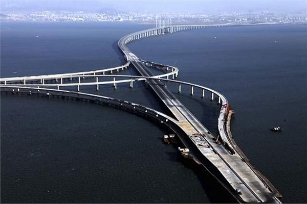 in'deki Qingdao Haiwan Kprs toplamda 42,4 kilometre uzunlukla dnyann en uzun kprleri listenin banda yer alyor.