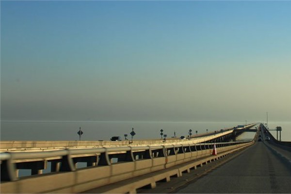 ABD Louisiana'da yer alan Manchac Kprs'nn toplam uzunluu 36,6 km ve dnyann en uzun drt kprsnden biri.