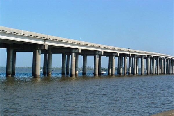 ABD Louisiana&#8217;da yer alan Manchac Kprs&#8217;nn toplam uzunluu 36,6 km ve dnyann en uzun drt kprsnden biri.