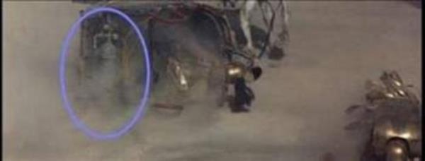 Gladyatr &#8211; At arabasndaki tp Colosseum&#8217;daki sava srasnda yan yatan at arabalarndan birinin altndaki gaz tpn grmek mmkn...