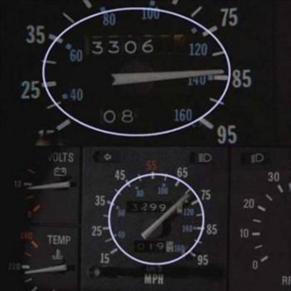 Gelecee Dn &#8211; Gstergenin deimesi Marty&#8217;nin Libya&#8217;llar tarafndan kovaland sahnede, kamera birka kez arabann iini gsteriyor. lk sahnede gstergeler 33064,2 ve 88.8 mili gstermektedir. kinci sahnede ise gstergeler geriye giderek 33061,8 ve 86,4 mili gstermektedir.