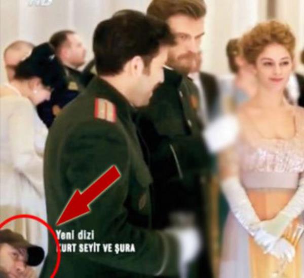 Yanllkla k ekibinde alan bir knn kafas da ekrana geldi! Dikkatli izleyiciler tarafndan fark edilen bu sahne internette alay konusu oldu. Baz izleyiciler, &#8220;Iknn selfie&#8217;si&#8221; diye diziyi tiye ald!