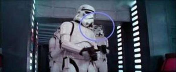 Yldz Savalar- Klonlardan biri kafasn kapya arpyor Yldz Savalarndaki bir sahnede klonlar, kontrol odasna girerken onlardan biri kafasn kapya arpyor.