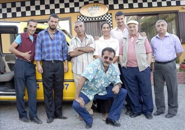 Akasya Dura dizisinin bir blmnde, sznt petrol izinsiz satan kiiler, "ikayet var" diye gzaltna alnyor. Sonra da "ikayetten vazgeildi" diye zanl serbest braklyor. Bu olay hrszlk kapsamnda olduu iin ikayetin geri ekilmesinin bir deeri yok.