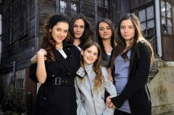 Kk Kadnlar dizisindeki hata gldrd. "Kk Kadnlar"da kz sol eliyle yaz yazarken, tpk Arapa'da olduu gibi sadan sola yazyor. Sonra kalem birden sa eline geiyor ve dzgn yazmaya balyor. Bu durum, televizyonculuk dilinde "ters balama" denilen bir montaj hatas.