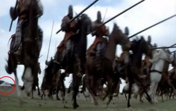 Cesur Yrek filmindeki bir sava sahnesinde, arkadaki beyaz araba aka grnyor.